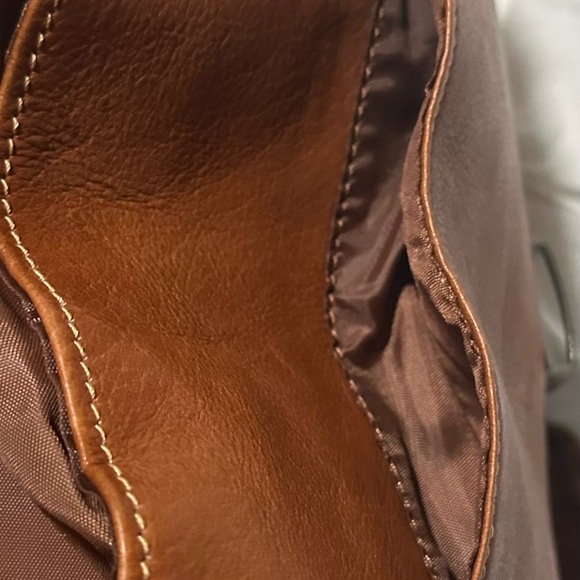 Wilsons Leather Vacqueta Single Lock Leather Tablet Bag - Picture 11 of 13